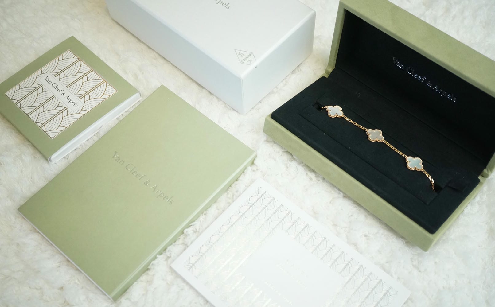 van cleef & arpels yellow gold of pearl